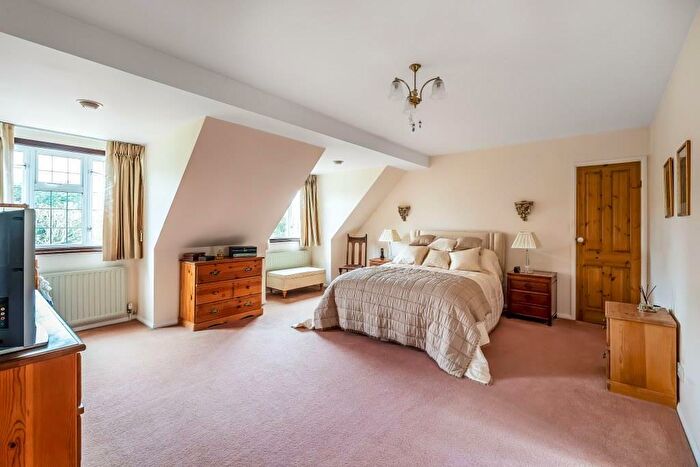 4 Bedroom Detached House For Sale In Meadowside, Great Bookham, KT23
