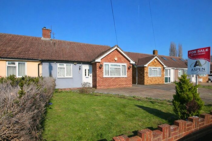 3 Bedroom Semi Detached Bungalow For Sale In Oak Way, Feltham, TW14
