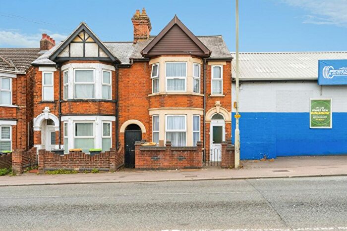3 Bedroom Terraced House For Sale In London Road, Bedford, MK42