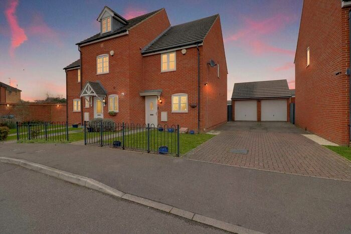 2 Bedroom End Of Terrace House To Rent In Foskett Way, Aylesbury, HP21