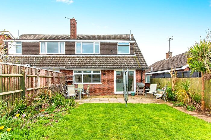 3 Bedroom Semi Detached House For Sale In Whitefield Way, Raunds, Wellingborough, NN9