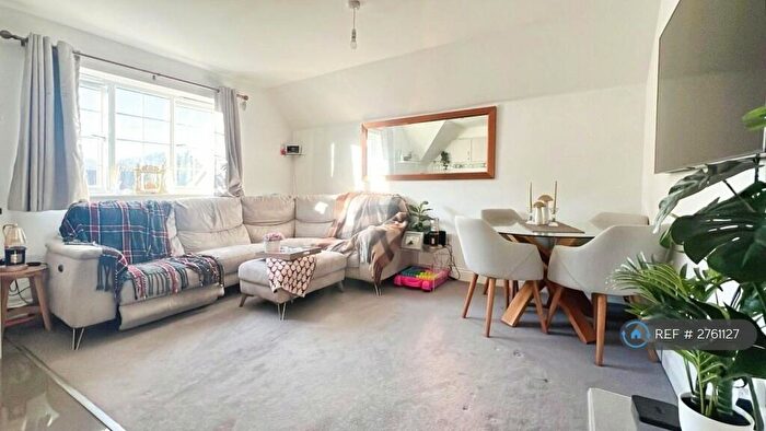 2 Bedroom Flat To Rent In Jasmine Square, Woodley, Reading, RG5