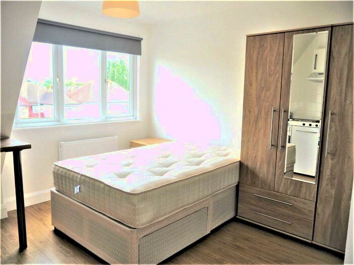 Flat To Rent In Golders Green Road, London, NW11