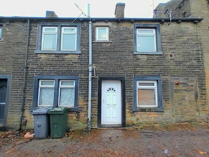 3 Bedroom Cottage To Rent In / Roper Lane, Queensbury, BD13