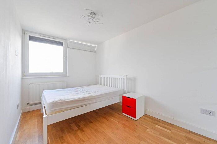 2 Bedroom Flat To Rent In Hindmarsh Close, Shadwell, London, E1