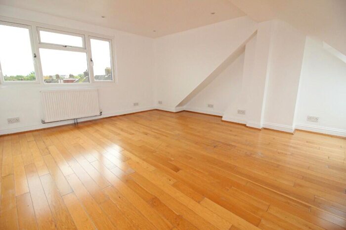 3 Bedroom End Of Terrace House For Sale In Kingshill Avenue, Worcester Park, Surrey, KT4