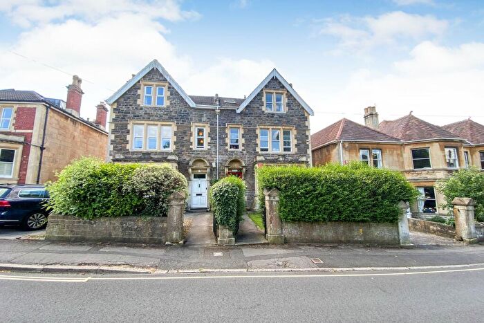 2 Bedroom Apartment To Rent In Bloomfield Avenue, BA2