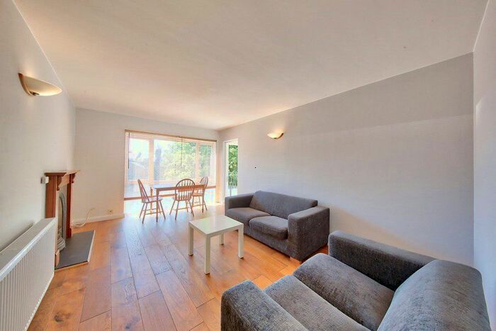 3 Bedroom Flat To Rent In Cedars Road, London, SW4