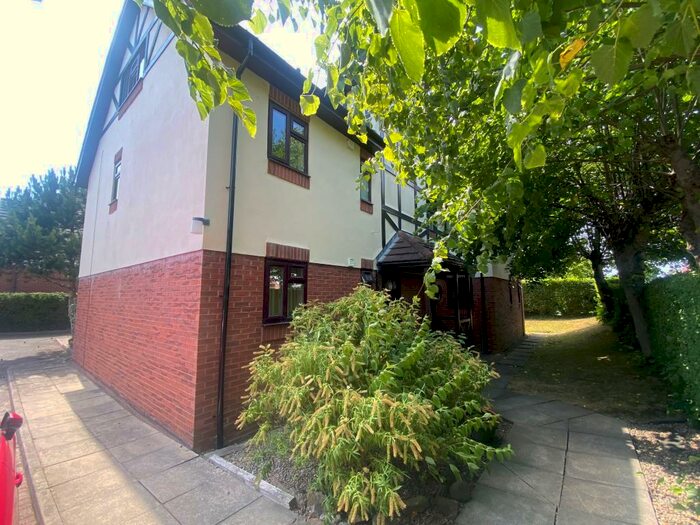 2 Bedroom Apartment To Rent In West Park Drive, Leeds, LS16