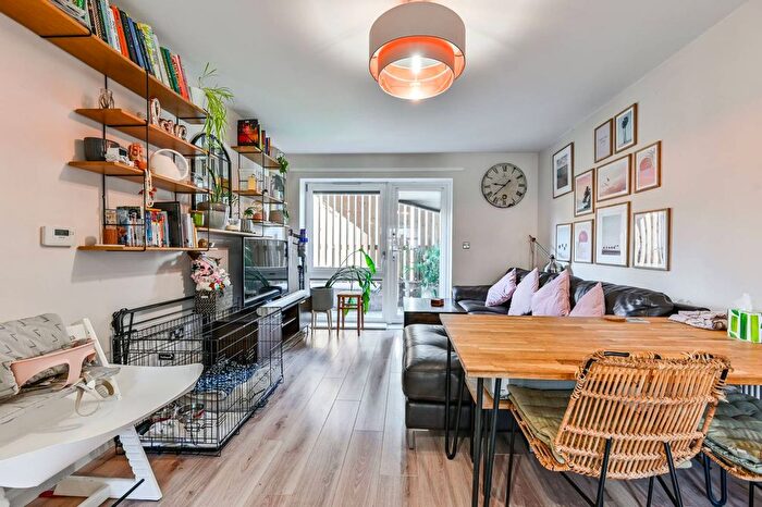 2 Bedroom Flat To Rent In Northwold Road, Hackney, London, E5
