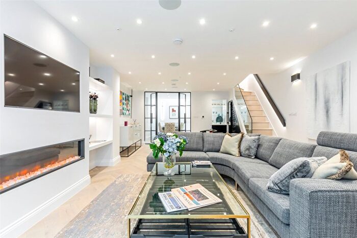 2 Bedroom Flat For Sale In Princedale Road, Holland Park, W11