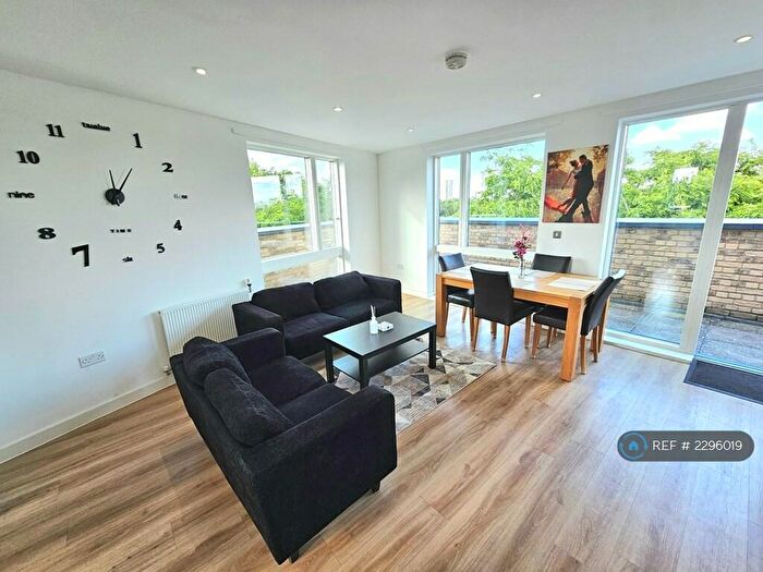 2 Bedroom Flat To Rent In Duckham Court, London, E14