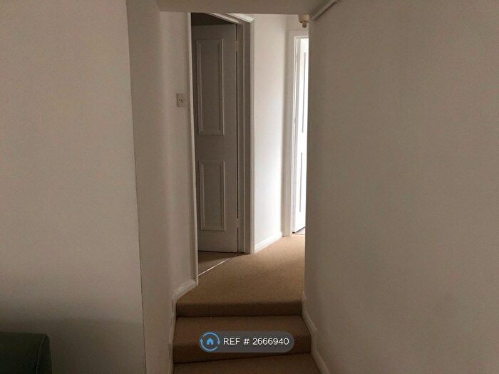 1 Bedroom Flat To Rent In High Street, Newport Pagnell, MK16