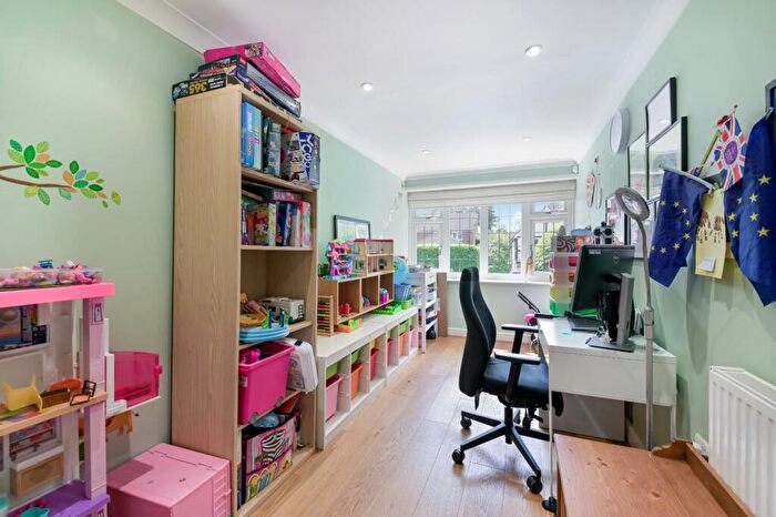 4 Bedroom Detached House For Sale In Walnut Grove, Banstead, SM7