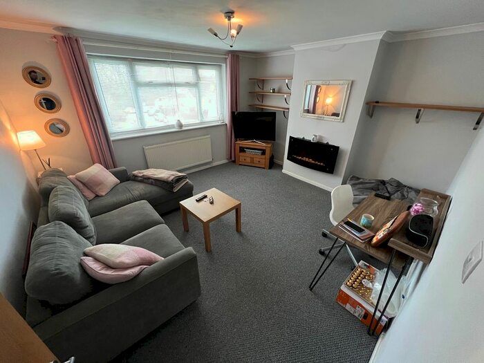 2 Bedroom Flat To Rent In Manitoba Close, Cyncoed, Cardiff, CF23