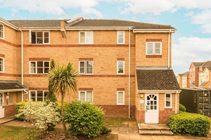 2 Bedroom Flat For Sale In Winery Lane, Kingston Upon Thames, KT1