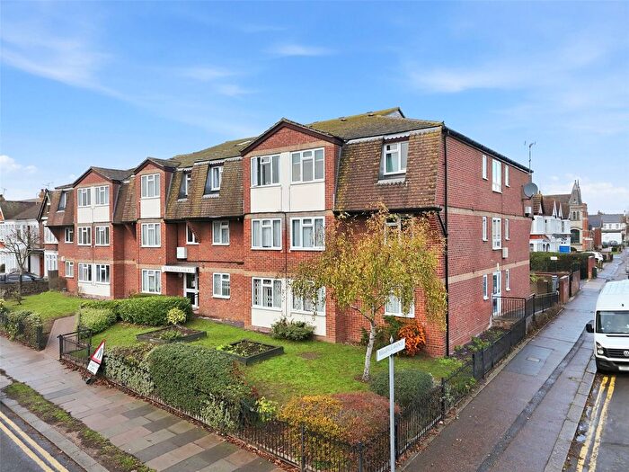 1 Bedroom Flat For Sale In Riviera Drive, Southend-On-Sea, Essex, SS1