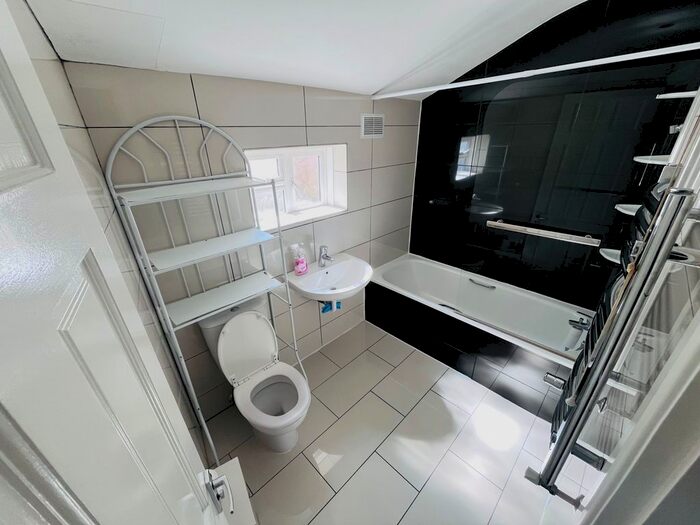 2 Bedroom Flat To Rent In High Road, Leyton, E10