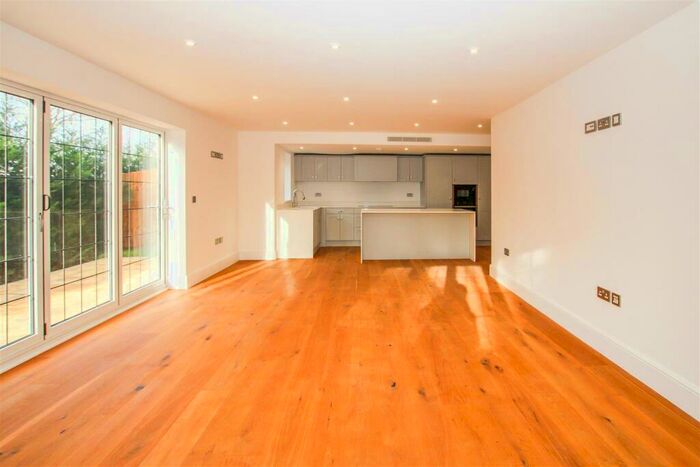 2 Bedroom Apartment For Sale In Shenfield Road, Shenfield, Brentwood, CM15