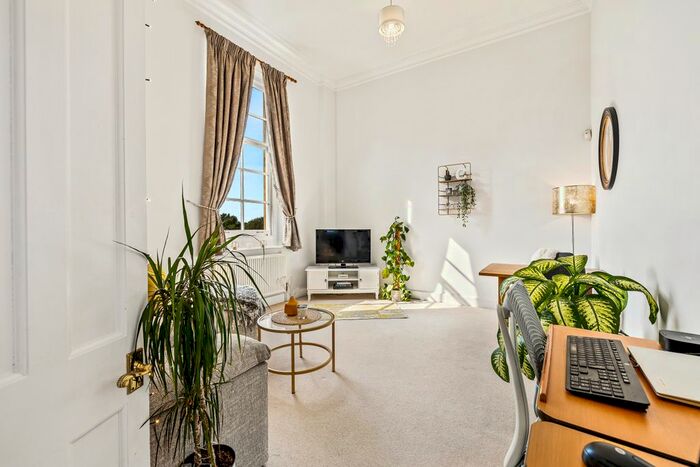 1 Bedroom Flat To Rent In Ref: Pp - Royal Earlswood Park, Redhill, RH1