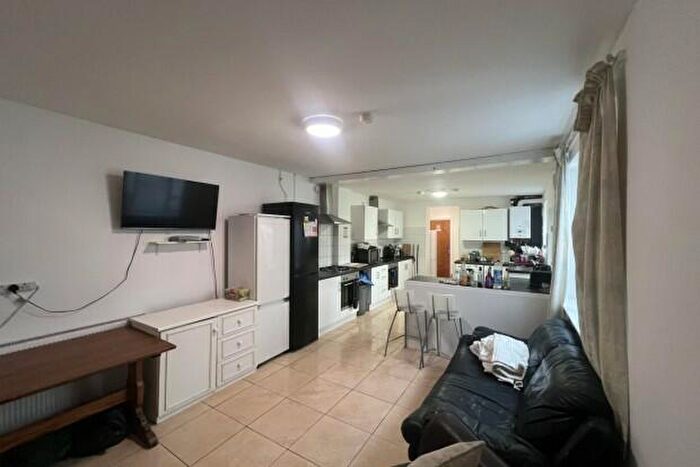 8 Bedroom Terraced House To Rent In Ruthin Garden Cardiff, CF24