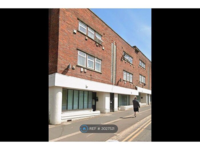 3 Bedroom Flat To Rent In Edge Lane, Stretford, Manchester, M32