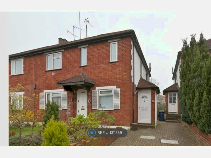 2 Bedroom Maisonette To Rent In Western Court, London N3