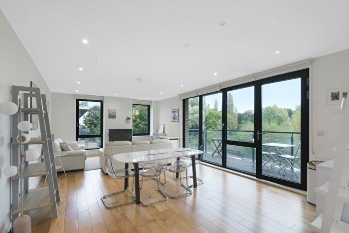 2 Bedroom Apartment To Rent In Palmers Road, Bethnal Green, London, E2