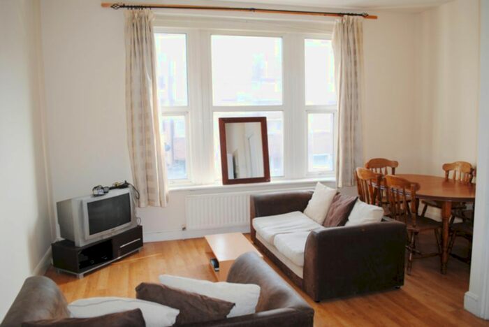 3 Bedroom Flat To Rent In Roman Road, London E2