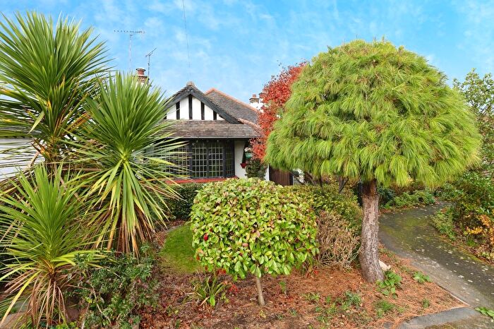 2 Bedroom Bungalow For Sale In Daines Close, Southend-On-Sea, Essex, SS1