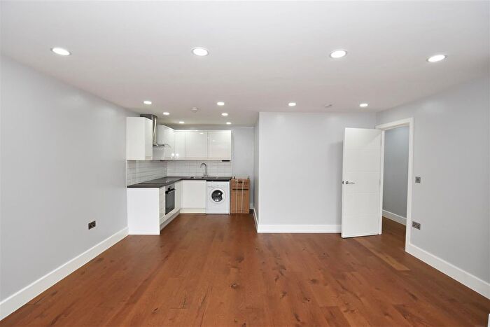 2 Bedroom Flat To Rent In Queens Square, Northgate, Crawley, RH10