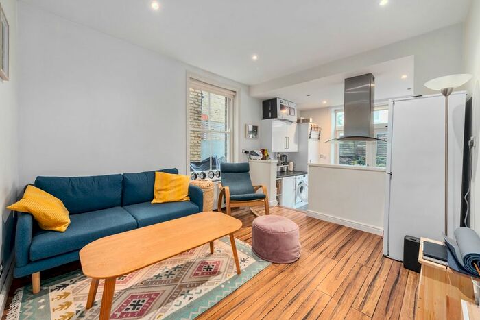 2 Bedroom Flat To Rent In Ennismore Avenue, Chiswick, London, W4