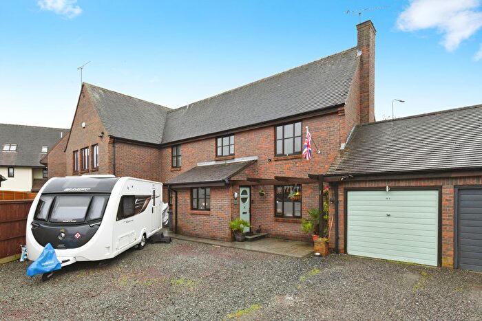 4 Bedroom Link Detached House For Sale In Abbotsleigh Road, Chelmsford, CM3