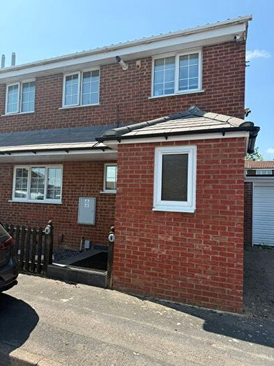 3 Bedroom Terraced House For Sale In Ryton Close, Luton, LU1