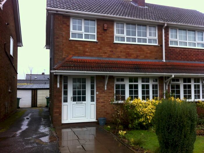 3 Bedroom Semi-Detached House To Rent In Thornwood Close, Oldbury, B68