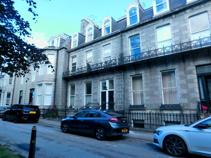 3 Bedroom Flat To Rent In Queen's Gardens, West End, Aberdeen, AB15