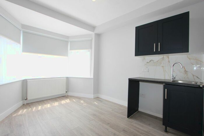Studio To Rent In Woodville Gardens, London, NW11
