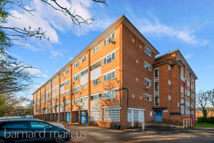 3 Bedroom Flat To Rent In Oakfield Close, New Malden, KT3