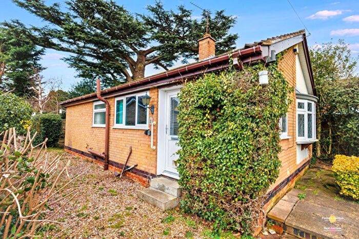 2 Bedroom Bungalow For Sale In Marsons Drive, Crick, Northampton, Northamptonshire, NN6