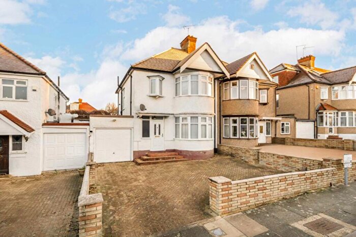 4 Bedroom Semi-Detached House To Rent In Hendale Avenue, London, NW4