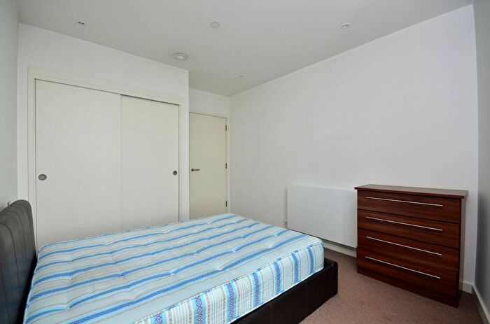 1 Bedroom Flat To Rent In Walworth Road, Elephant And Castle, London, SE1