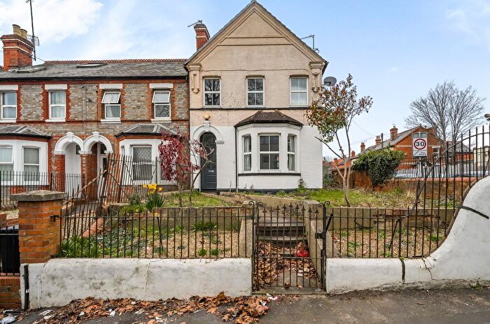 4 Bedroom End Terrace House For Sale In Basingstoke Road, Reading, Berkshire, RG2