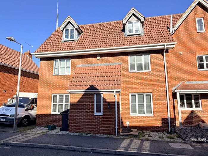 4 Bedroom Semi-Detached House For Sale In Norfolk Place, Chafford Hundred, RM16