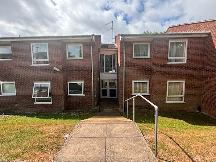 2 Bedroom Apartment To Rent In Chiltern Park Avenue, Berkhamsted, HP4