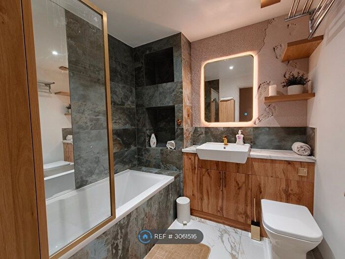 2 Bedroom Flat To Rent In Cornell Building, London, E1