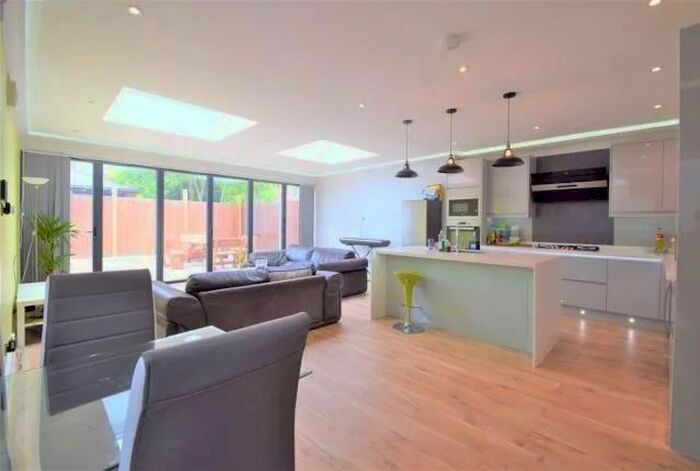 4 Bedroom Semi-Detached House To Rent In Angles Road, Streatham, SW16