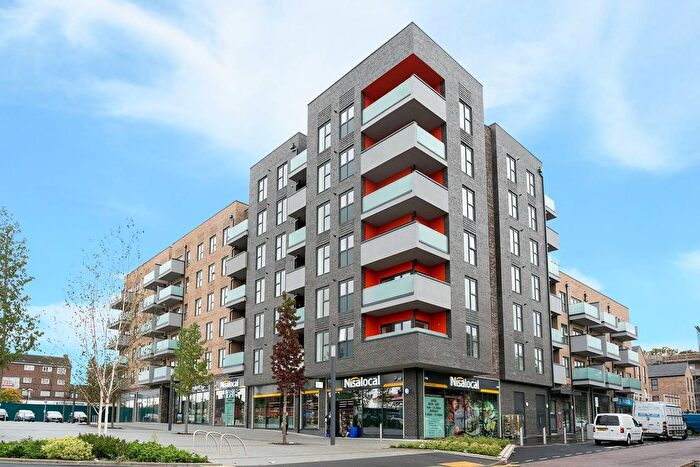 2 Bedroom Flat To Rent In Fairfield Avenue, Bushey, South Oxhey, WD19