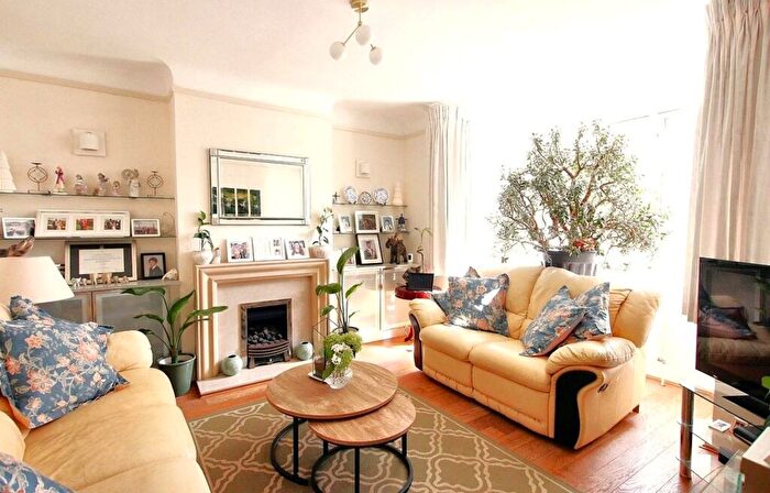 4 Bedroom Semi-Detached House For Sale In Lake Road, Croydon, CR0