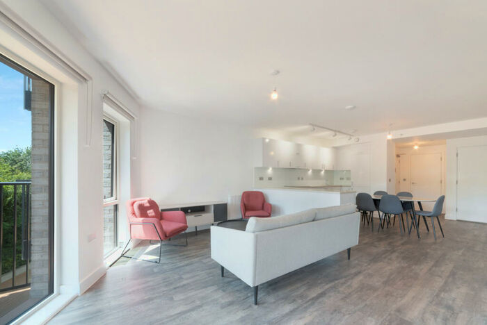 3 Bedroom Apartment To Rent In Millet Place, Pontoon Dock London, E16