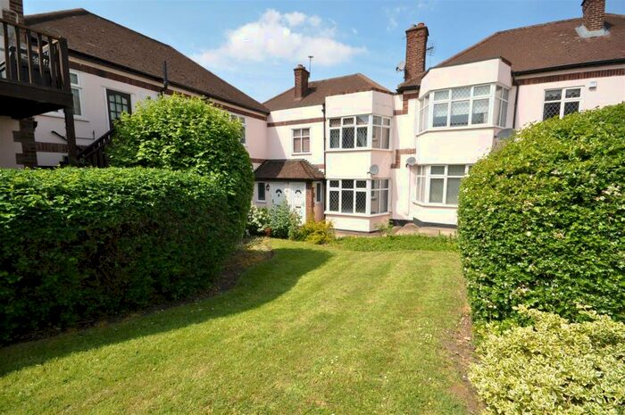 2 Bedroom Flat To Rent In Highview Gardens, Upminster, Essex, RM14